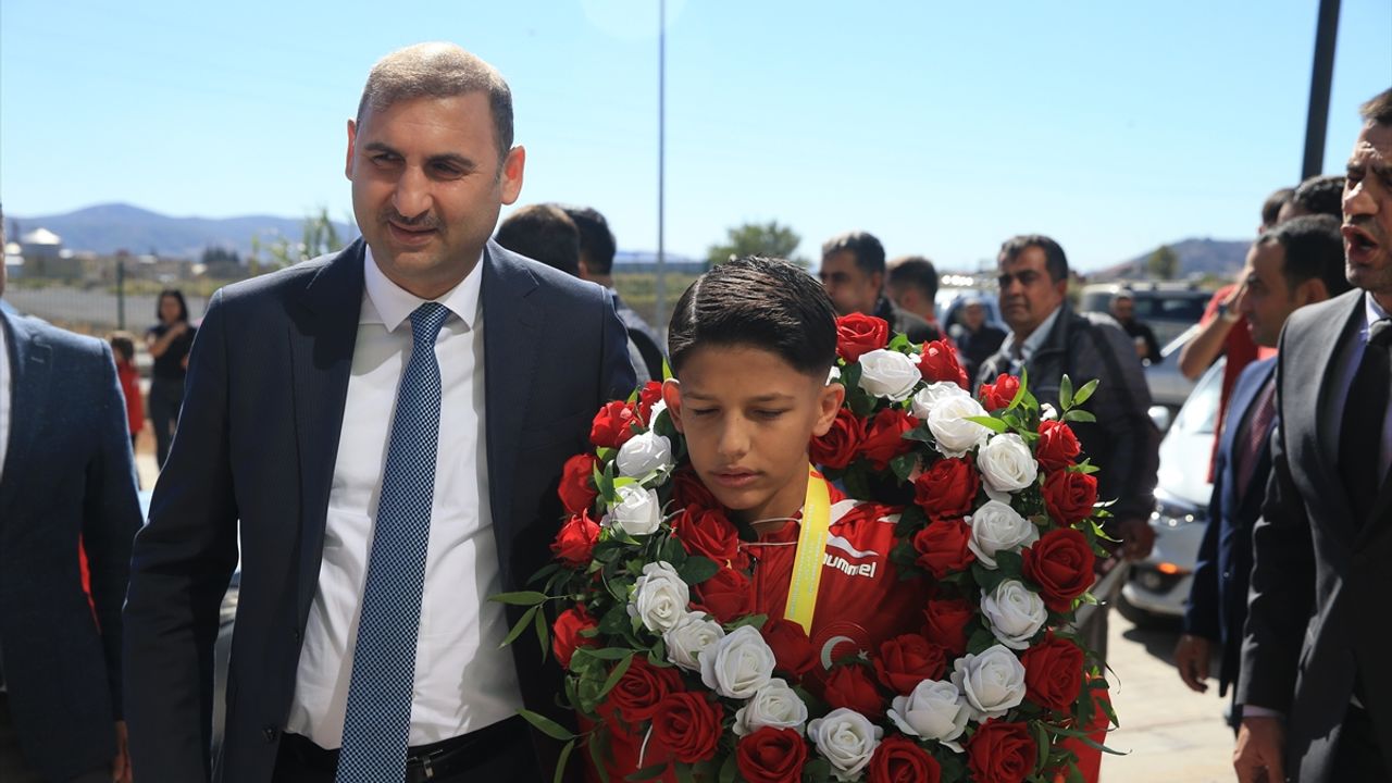 Balkan şampiyonu milli güreşçi İbrahim Bera Kıvrak, Kahramanmaraş'ta davul zurnayla karşılandı