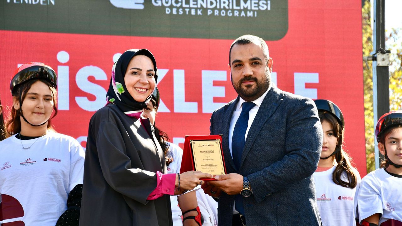 Mesut Şahinkanat’a Hayırseverlik Plaketi