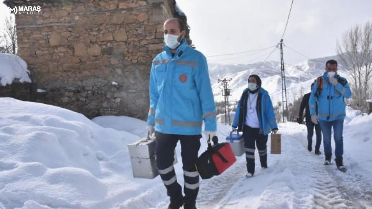 Bitlis'te Konutta Bakım Hizmetleri takımları, karlı yolları aşıp hastalara ulaşıyor