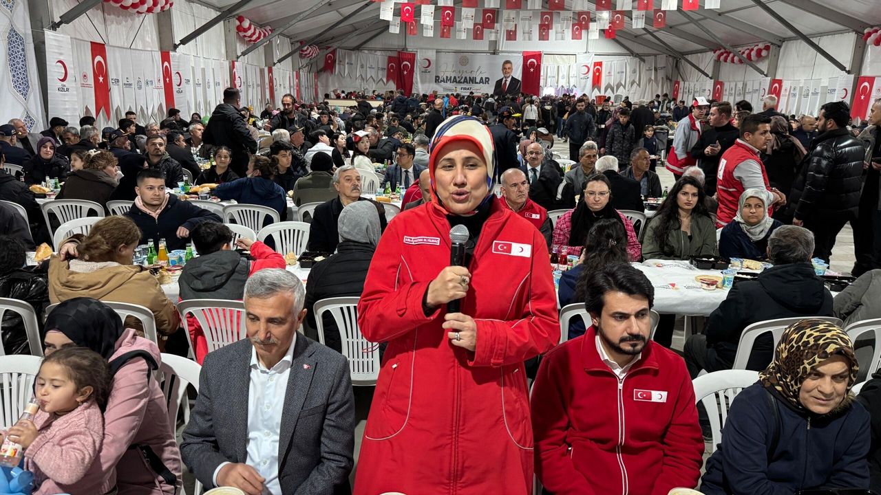 Türk Kızılay Genel Başkanı Yılmaz, Kahramanmaraş'ta depremzedelerle iftar yaptı