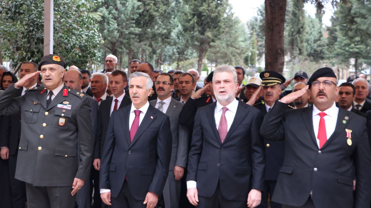 Deprem bölgesinde Çanakkale Deniz Zaferi'nin 110. yılı dolayısıyla törenler düzenlendi