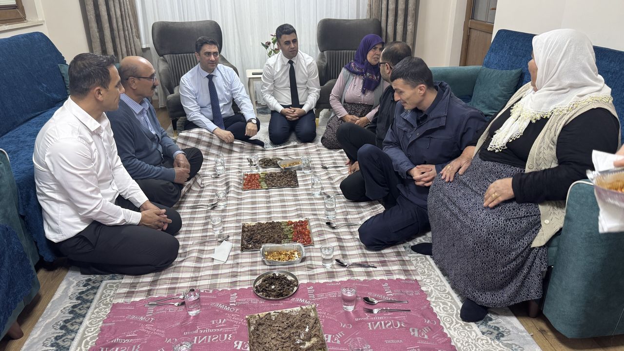 Yeni evlerine kavuşan depremzedeler ramazan coşkusunu komşularıyla paylaşıyor