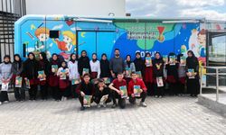 Mobil Çocuk Kütüphanesi, Minik Kalplere Kitap Sevgisi Aşılamaya Devam Ediyor