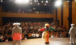 Renkli Kostümler, Büyük Alkışlar; “Sam ile Julia” Çocuklarla Buluştu