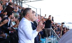 Savaşan Şahinler, Dünyanın En Büyük Türk Bayrağını gösteri uçuşuyla selamladı