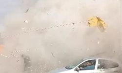 Kahramanmaraş'ta yıkım sırasında devrilen bina yoldan geçen otomobile zarar verdi