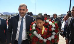 Balkan şampiyonu milli güreşçi İbrahim Bera Kıvrak, Kahramanmaraş'ta davul zurnayla karşılandı