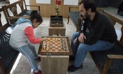 Depremde zarar gören okul sıraları, kültürel figürlü satranç takımına dönüştürüldü