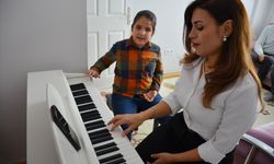 Görme engelli 8 yaşındaki Çınar piyano notalarıyla dünyasını aydınlatıyor