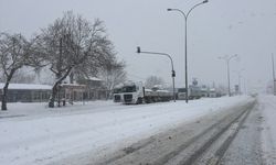 Kahramanmaraş-Kayseri kara yolu kar ve tipi nedeniyle ulaşıma kapandı