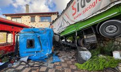 Şarampole devrilen tırın bir eve çarparak durabildiği kazada sürücü yaralandı