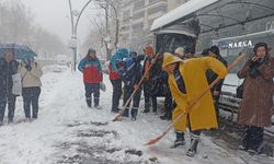 Büyükşehir’den Yaya Yollarında Kar Mesaisi