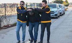 Adana'da işçi servisinin camını kaskla kıran motosikletlinin ehliyetine el konuldu