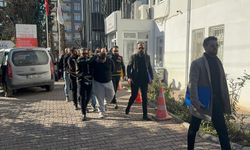 Ağabeyini öldürüp yengesini yaralayan zanlı ve 6 aile üyesi adliyeye sevk edildi