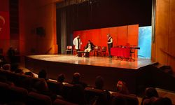 “Deliriyorum Haberin Olsun” Gösterisi Tiyatroseverleri Kahkahaya Boğdu