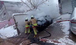 Kahramanmaraş'ta park halindeki otomobil yandı