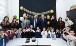 Başkan Toptaş’a karne programında miniklerden doğum günü sürprizi