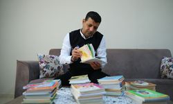 Depremzede çocukları kitapla buluşturarak eşi ve iki evladının acısını unutmaya çalışıyor