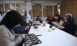 Kahramanmaraş'ta kursiyer kadınlar hem öğreniyor hem aile bütçesine katkı sağlıyor