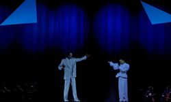 Müslüm Gürses'in hologramı, Türk Telekom'un 5G teknolojisi sayesinde AKM'de düet yaptı