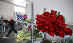 Renk cümbüşüne dönen çiçek mezatlarını Kadınlar Günü heyecanı sardı