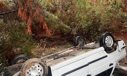 Şarampole yuvarlanan otomobildeki 4 kişi yaralandı