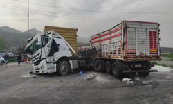 Hatay'da 2 tırın çarpıştığı kazada 3 kişi yaralandı