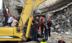 Kahramanmaraş'ta 5 katlı otoparkın yıkımı sırasında iş makinesi enkaz altında kaldı