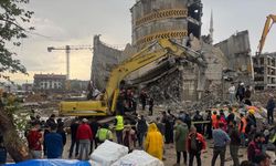 Kahramanmaraş'ta 5 katlı otoparkın yıkımı sırasında iş makinesi enkaz altında