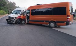 Antalya'da iki tur minibüsünün çarpıştığı kazada 13 turist yaralandı