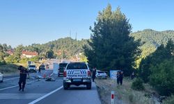 Otobüs ile otomobilin çarpıştığı kazada 1 kişi öldü, 12 kişi yaralandı