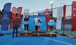 15 Temmuz Spor Vadisi’nde Ödüllü Tenis Turnuvasında Şampiyonlar Belli Oldu