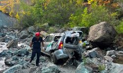 Uçuruma yuvarlanan otomobildeki 1 kişi öldü, 1 kişi yaralandı