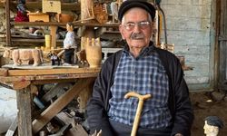 Makinelerin unutturduğu tarım aletlerini ahşapta yaşatıyor