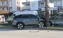 Antalya'da otomobilin çarptığı yaya ile sürücü yaralandı