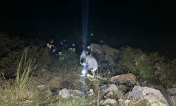 Antalya'da uçuruma yuvarlanan otomobilin sürücüsü öldü, eşi yaralandı