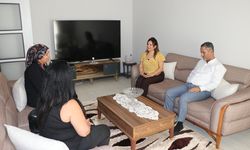 Hatay'da kadın muhtar depremzede mahalle sakinlerinin talepleriyle yakından ilgileniyor