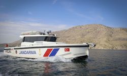 Jandarmanın 'yüzen karakolu' Karakaya Barajı'nda görev başında