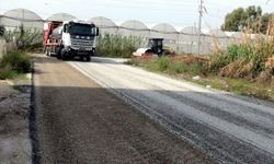Mersin'in Akdeniz ilçesindeki yollarda yenileme çalışmaları sürüyor