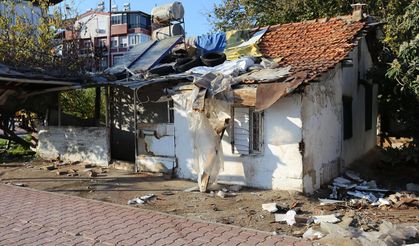 Bir ev ve bahçesinden 2 kamyon çöp çıktı