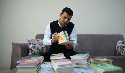 Depremzede çocukları kitapla buluşturarak eşi ve iki evladının acısını unutmaya çalışıyor