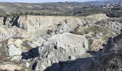 Hatay'da 400 metrelik fay yarığı oluşan zeytinlikte 'toprak kayması' sürebilir uyarısı