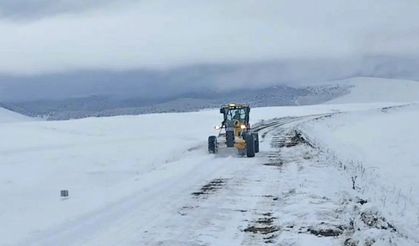 Kar ve tipi nedeniyle ulaşıma kapanan köy yolları açıldı