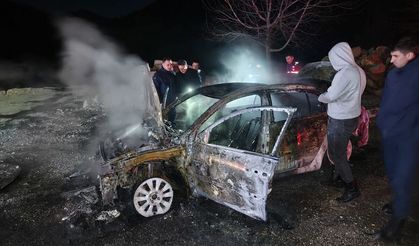 Adana'da yangın çıkan otomobil kullanılamaz hale geldi