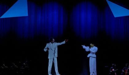 Müslüm Gürses'in hologramı, Türk Telekom'un 5G teknolojisi sayesinde AKM'de düet yaptı