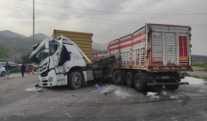 Hatay'da 2 tırın çarpıştığı kazada 3 kişi yaralandı