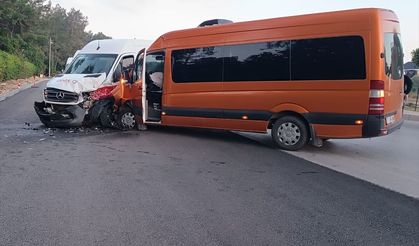 Antalya'da iki tur minibüsünün çarpıştığı kazada 13 turist yaralandı