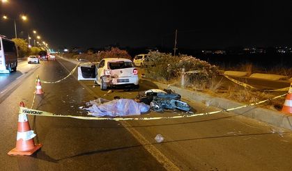 Otomobile çarpan motosikletin sürücüsü öldü, 2 kişi yaralandı