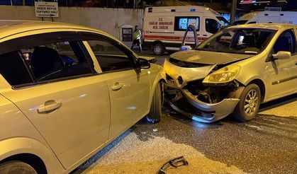 Osmaniye'de iki otomobilin çarpıştığı kazada 4 kişi yaralandı