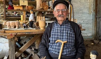 Makinelerin unutturduğu tarım aletlerini ahşapta yaşatıyor